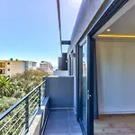 Stylish, Chic Two Bed In Sea Point W Parking&Pool