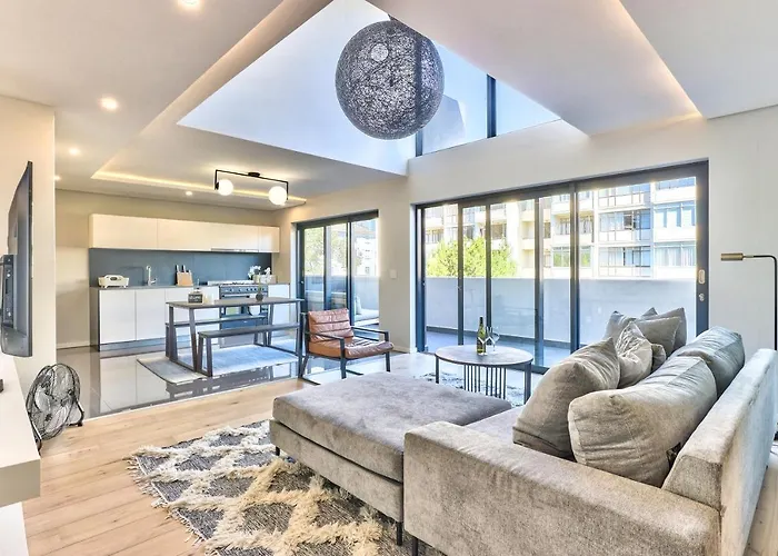 Stylish, Chic Two Bed In Sea Point W Parking&Pool